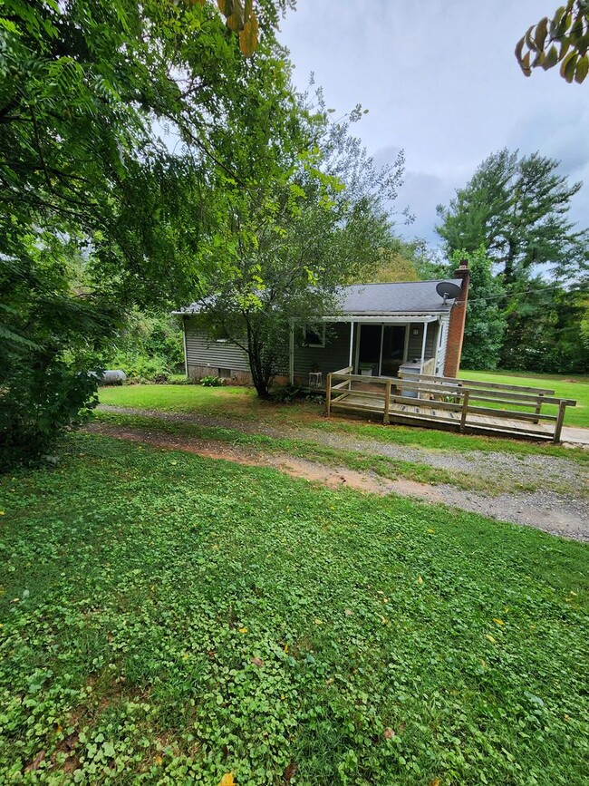 Building Photo - Swannanoa Rental-Large Yard!