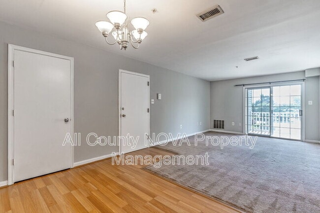 Building Photo - 102 Grosvenor Ln