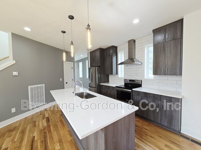 Photo - 313 Pioneer Ln House