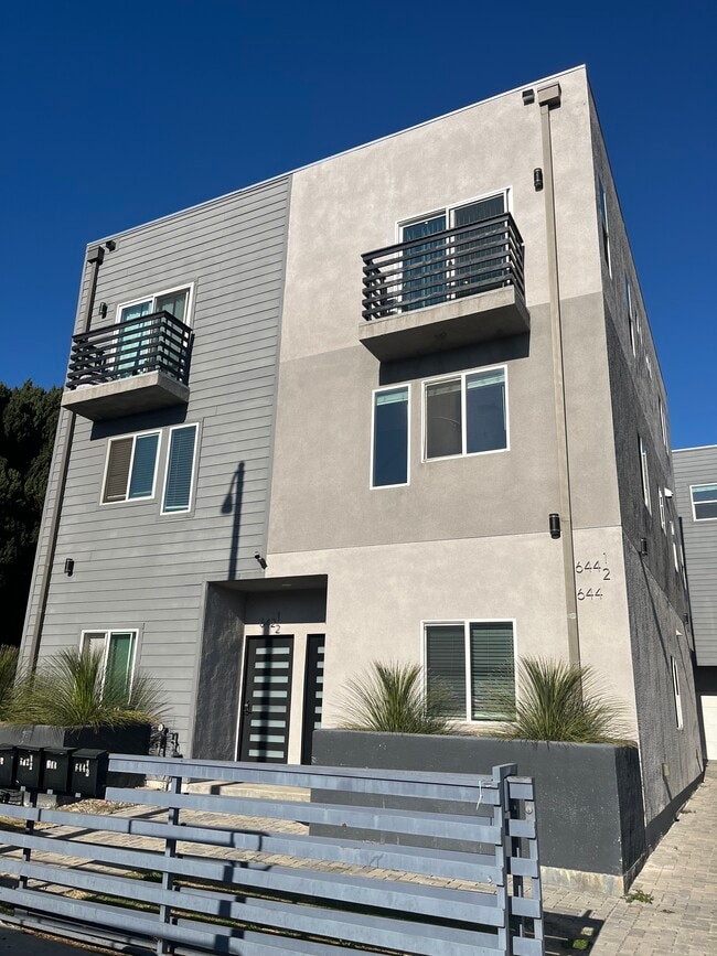 Building Photo - 642 N Manhattan Pl