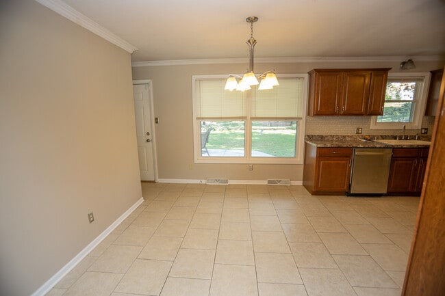 Building Photo - 1122 Major Dr