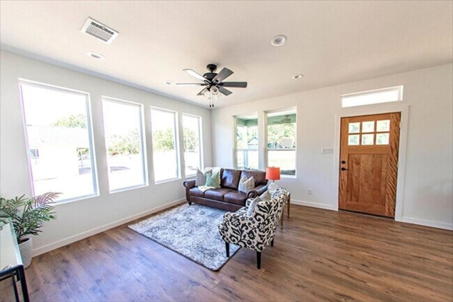 Foto del edificio - Move-In Ready, Beautiful 3 Bed 2 Bath - Ho...