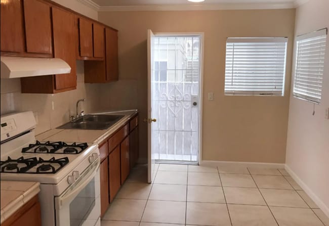 Building Photo - 2-bedroom Detached House w/ Gated Driveway!