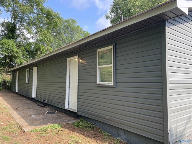 Foto del edificio - 2403 Mastin Lake Rd NE