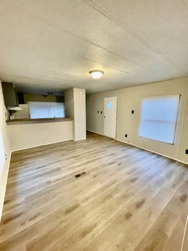 Building Photo - Adorable 2 bedroom 1 bath Moble Home located it Dallas