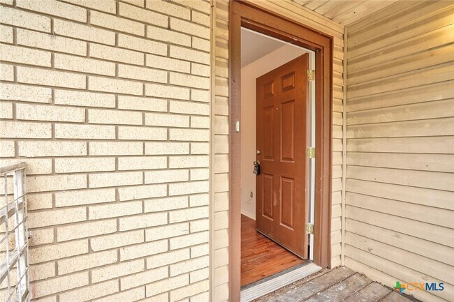 Foto del edificio - 726 Old Martindale Rd