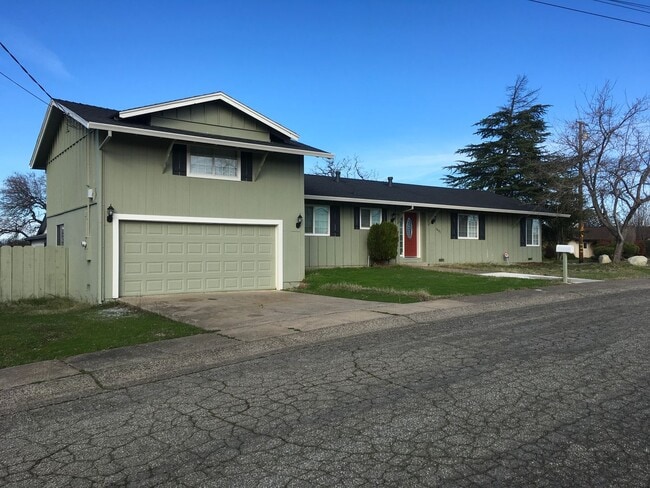 Building Photo - South Redding 2-Story Home, located in cul-de-sac