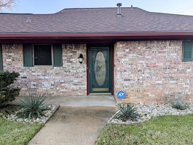 Building Photo - 1024 W Pecan St
