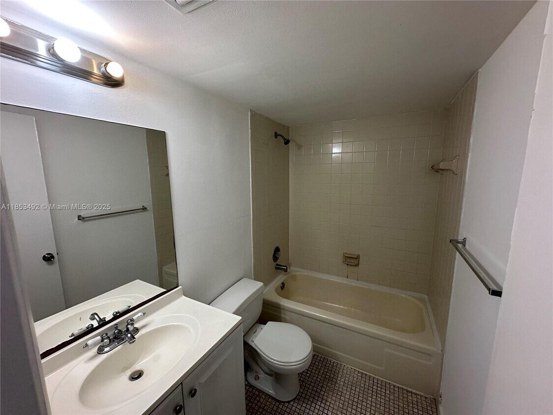Foto principal - 8540 N Sherman Cir