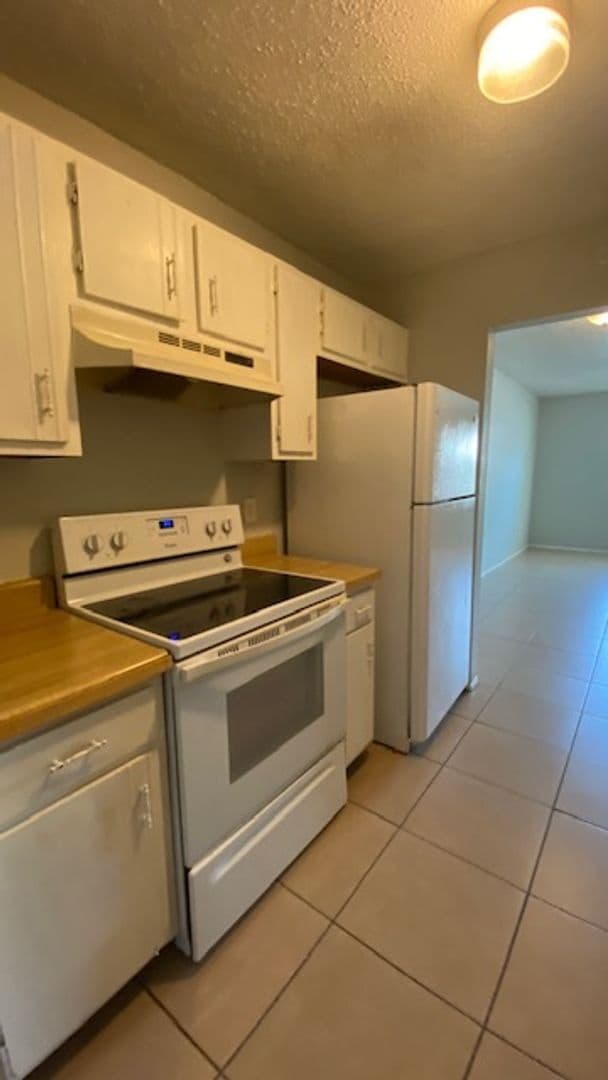 Building Photo - Nicely Remodeled & Updated 2 Bedroom 2 Bat...