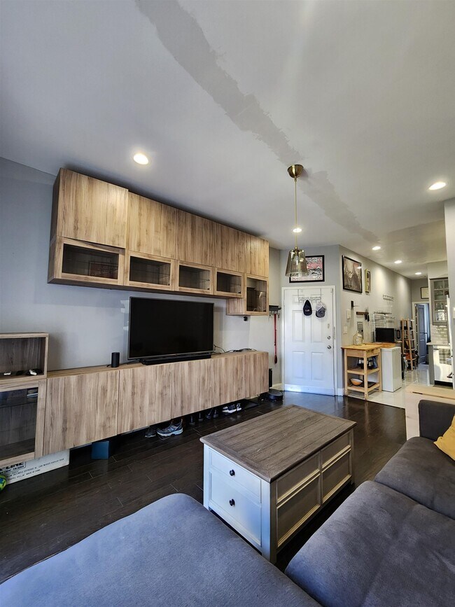 Building Photo - 108 Thorne St