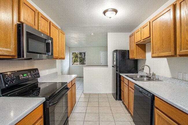 Foto del edificio - Updated Duplex 4 bed | 2 bath in Westwood!