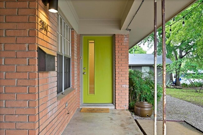 Foto del edificio - 2110 Bluebonnet Ln