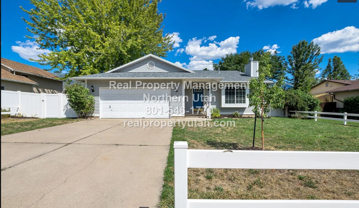 Primary Photo - Beautiful 4 Bedroom 2 Bath Home in Kaysvil...
