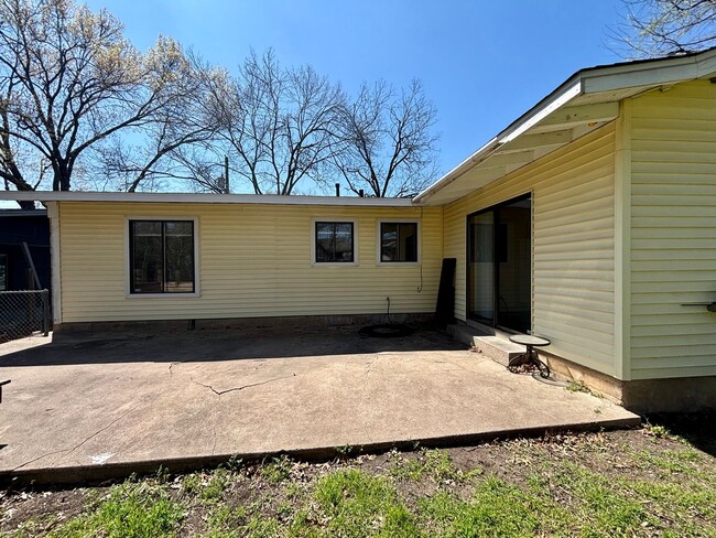 Building Photo - Central Austin! Beautiful 2 Bedroom Home!