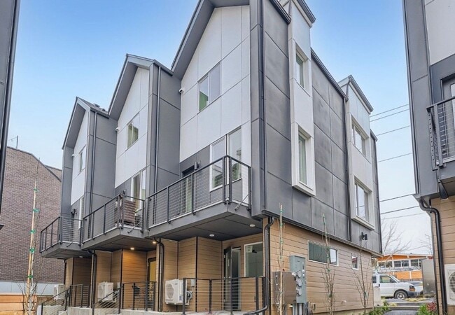 Building Photo - 7512 43rd Ave S