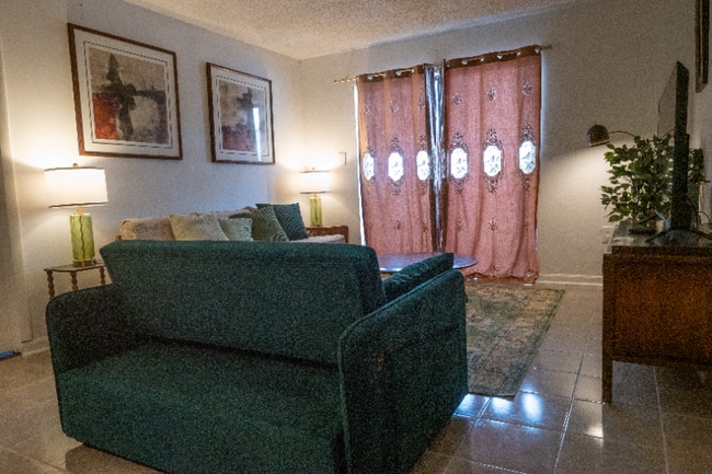 Building Photo - 1418 Collins Ave