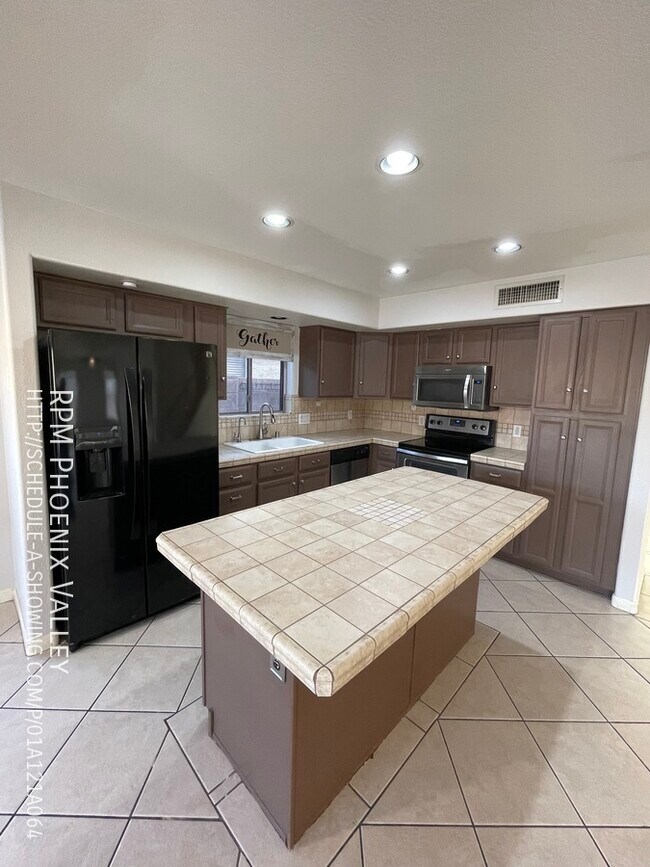 Foto del edificio - 4 bed/2.5 bath Peoria Home *NEW* Paint, *N...