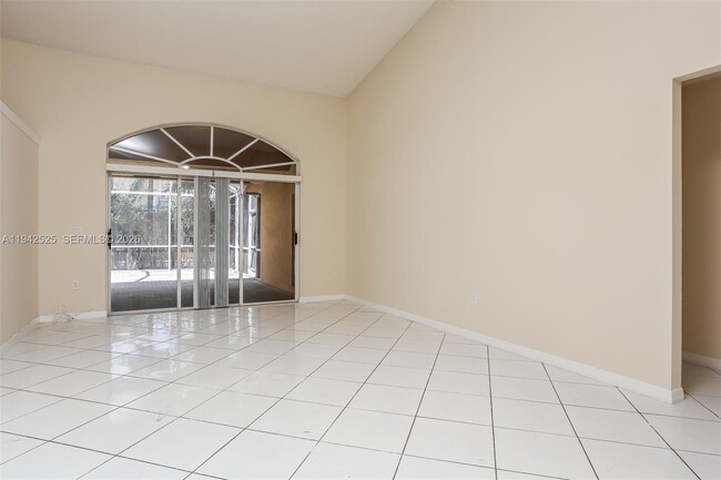 Foto del edificio - 19340 NW 8th St