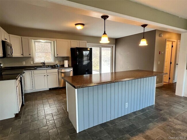 Foto del edificio - 492 Midland Lake Rd