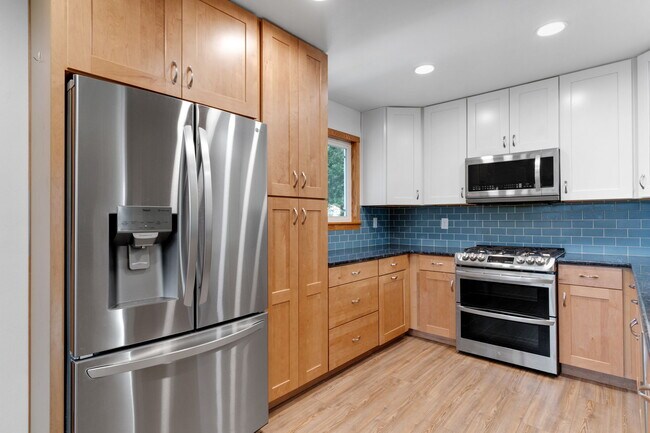 Building Photo - 411 Redwood Dr