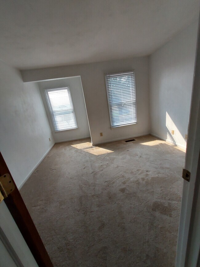 Building Photo - 2026 Elmhurst Ln