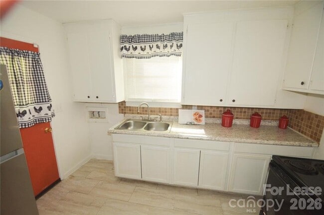 Building Photo - 2143 Finchley Dr