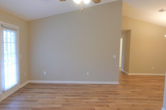 Building Photo - 205 Pelham Square Way