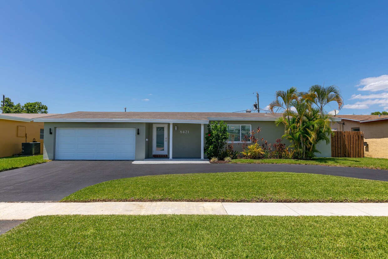 Foto principal - 8421 NW 24th St