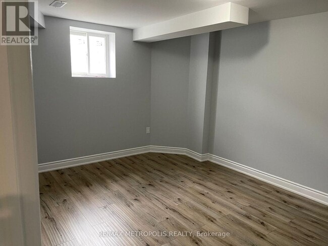 Building Photo - 2 Summitgreen Crescent