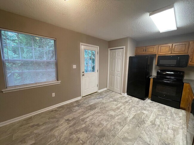 Foto del edificio - PRE-LEASING AUGUST 7TH, 2026! 1/2 OFF DEPOSIT SPECIAL!
