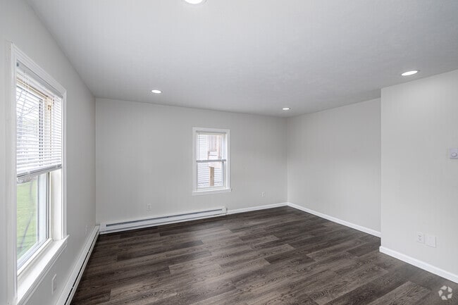 1BR, 1BA - 550SF - Living Room - 28-38 North St