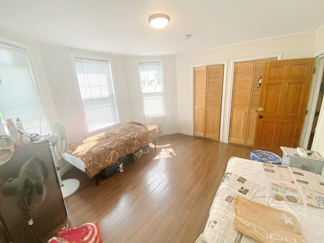 Foto del edificio - No Brokers Fee, Steps from the T Stop, Eat...