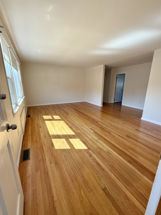 Extra large living/dining area - 60 Baltimore Ave