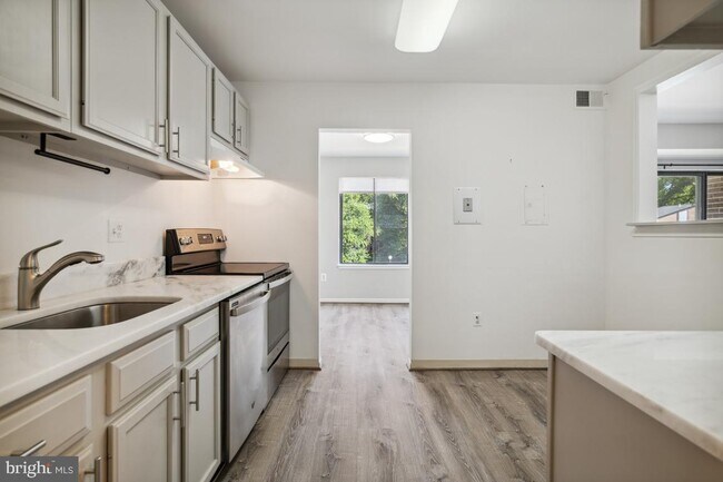 Building Photo - 9728 Kingsbridge Dr