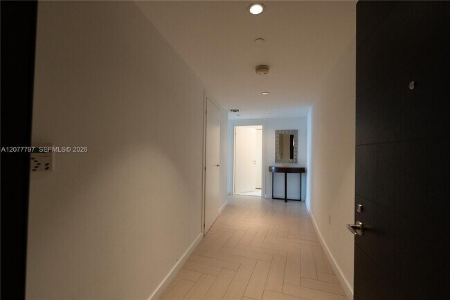Building Photo - 200 Biscayne Blvd Way