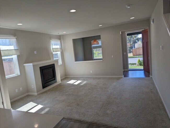 Building Photo - 2030 Water Lily Ct SE
