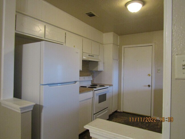 Building Photo - PETS NEGOTIABLE WITH OWNER APPROVAL!