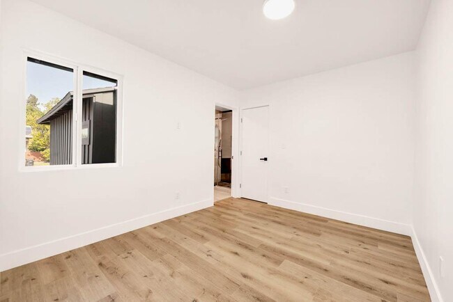 Foto del edificio - 8045 Darby Ave