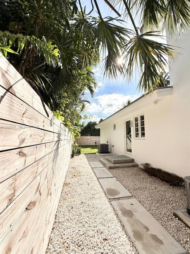 Foto del edificio - 524 NE 65th St