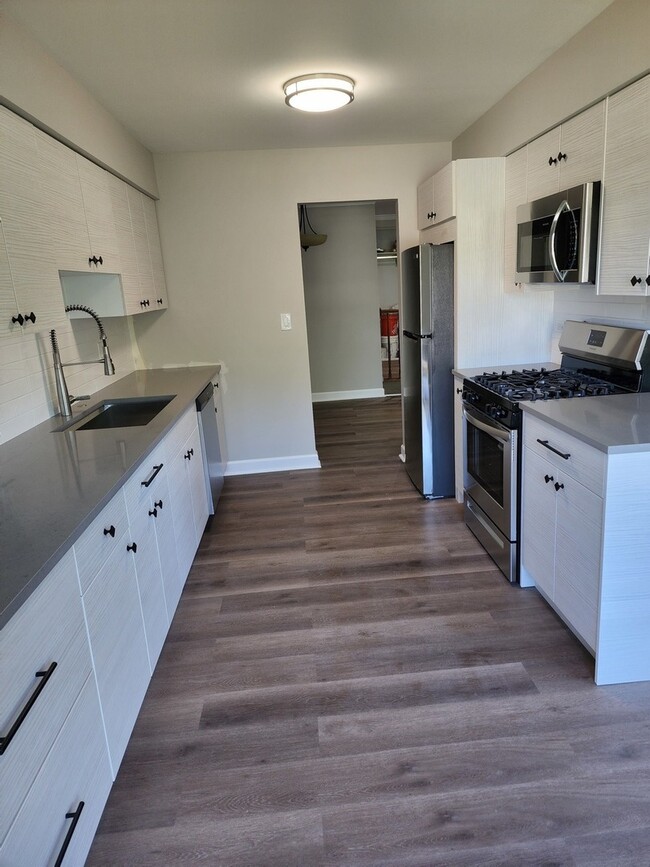 690 Cross Creek Dr W, Roselle, IL 60172 House Rental in Roselle, IL