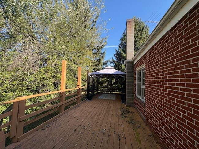 Building Photo - Brick Rancher with large yard near State Line