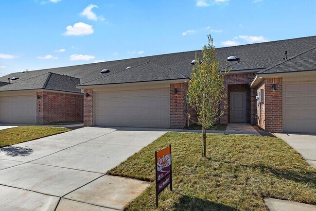 Building Photo - 7620 Woodford Ave