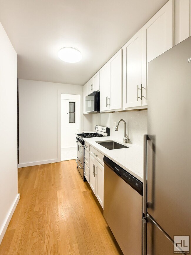 Foto del edificio - GREENE AVENUE / Spacious 1-Bed 1-Bath / Mi...