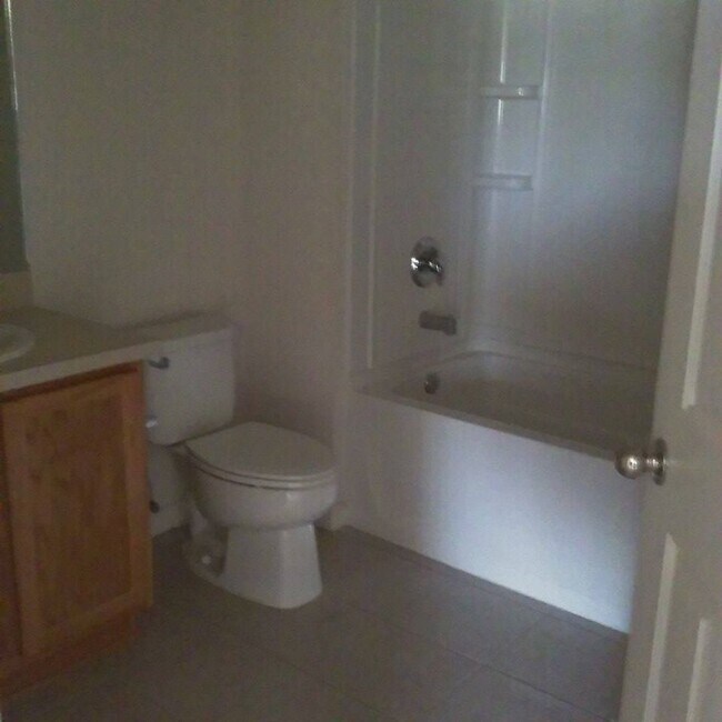 Building Photo - Beautiful 3BR/2.5BA Townhome with Water Vi...