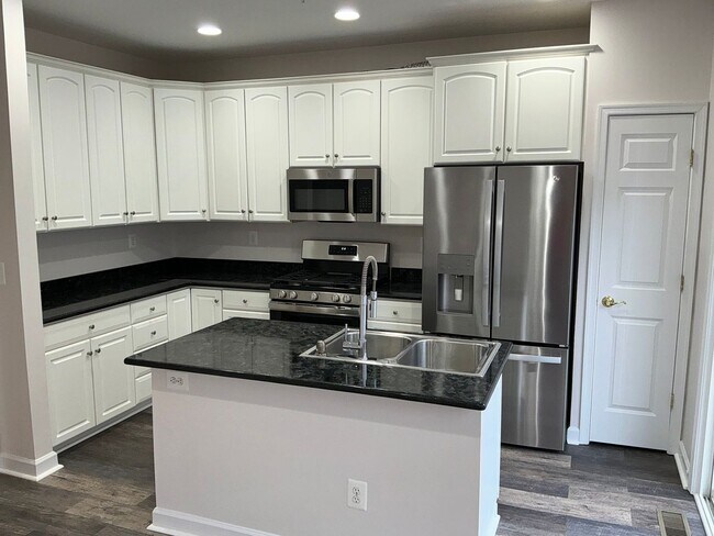 Foto del edificio - Beautiful 4BR 4.5BA 4 level townhome with 2 car attached garage located in the Fallsgrove Community