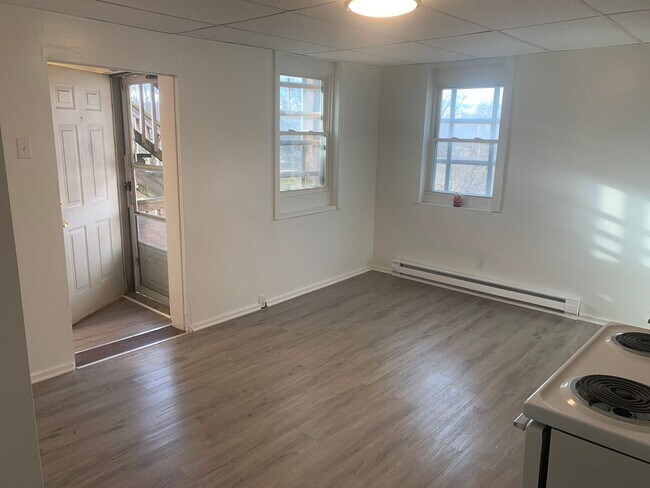 Foto del edificio - Available Now! 2nd Floor Efficiency Room -...