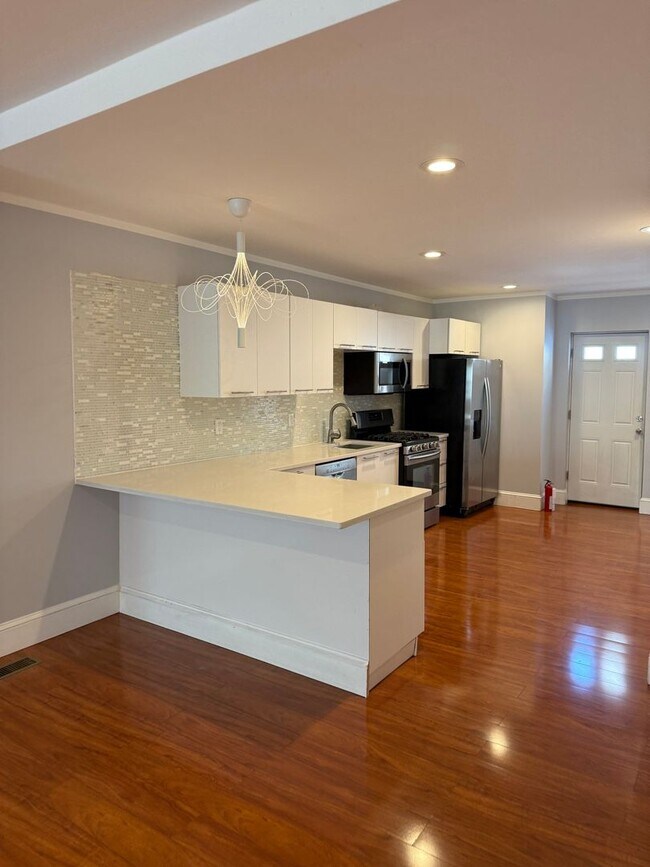 Foto del edificio - Spacious 3-Bedroom 1.5-Bathroom Home in Po...