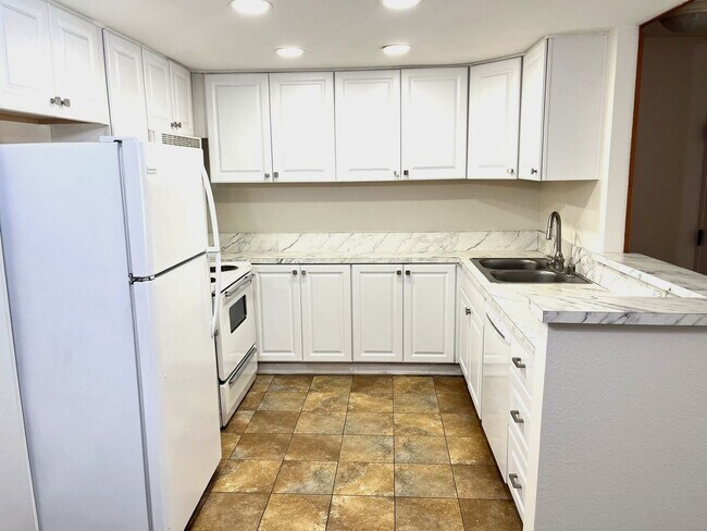 Foto del edificio - Mission Valley- Centrally Located Condo with AC, Private Patio and Parking.
