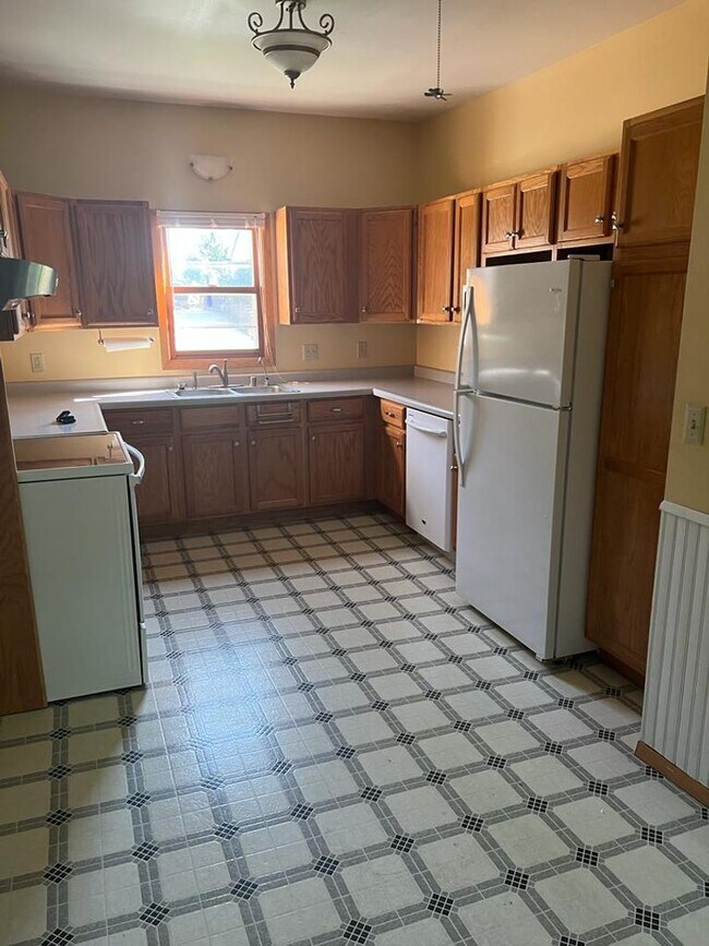 Building Photo - Home Coming Available - Kaukauna Northside
